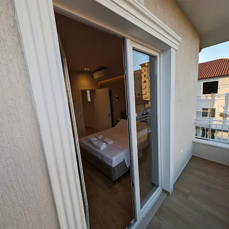 Apartment With Garden & Balcony Berat