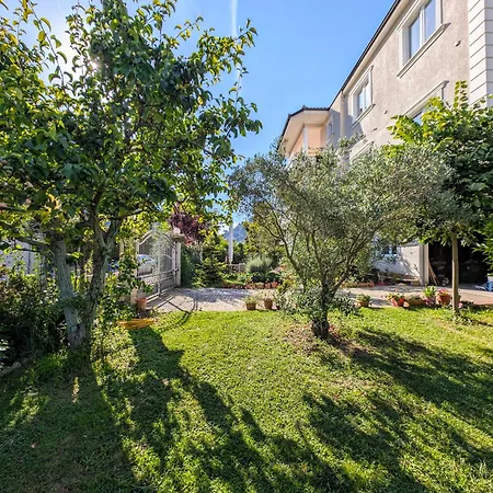 With Garden & Balcony דירה בראט