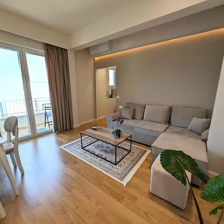 With Garden & Balcony בראט