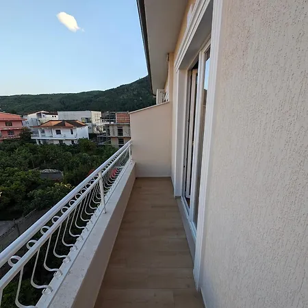 Apartment With Garden & Balcony