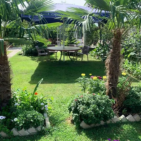 With Garden & Balcony Appartement Berat