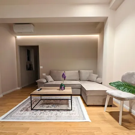 Apartment With Garden & Balcony *